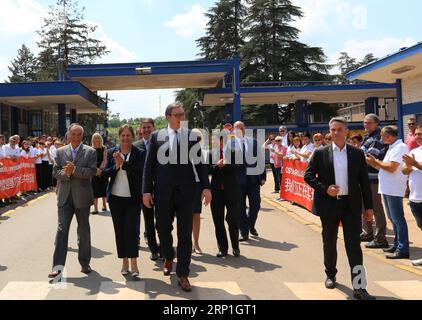 (180705) -- SMEDEREVO (SERBIEN), 5. Juli 2018 -- der serbische Präsident Aleksandar Vucic (C) inspiziert am 5. Juli 2018 in Smederevo (Serbien) die HBIS-Gruppe Serbien. Die Wiedergeburt des Stahlwerks Smederevo, Serbiens größter Stahlproduzent, in zwei Jahren hat eine Geschichte über Veränderungen, Erfolge und Fortschritte in Serbien erzählt, sagte Präsident Aleksandar Vucic hier am Donnerstag anlässlich des zweiten Jahrestages der Übernahme des Werks durch HBIS. ) SERBIEN-SMEDEREVO-STAHLWERK-HBIS-ÜBERNAHMEJUBILÄUM WANGXHUIJUAN PUBLICATIONXNOTXINXCHN Stockfoto