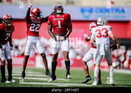 Bloomington, Vereinigte Staaten. September 2023. Andre Carter (1) sackt den Ohio State Buckeyes Quarterback Devin Brown (33) in Bloomington. Die Buckeyes schlugen die Hoosiers 23:3 Quelle: SOPA Images Limited/Alamy Live News Stockfoto