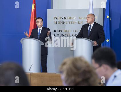 (180706) -- SOFIA, 6. Juli 2018 -- der chinesische Ministerpräsident Li Keqiang und der bulgarische Premierminister Boyko Borissov nehmen am 6. Juli 2018 an einer gemeinsamen Pressekonferenz in Sofia, Bulgarien, Teil. )(mcg) BULGARIEN-SOFIA-LI KEQIANG-BORISSOV-PRESS-KONFERENZ LixTao PUBLICATIONxNOTxINxCHN Stockfoto