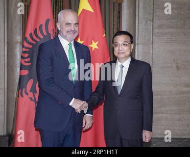 (180706) -- SOFIA, 6. Juli 2018 -- der chinesische Ministerpräsident Li Keqiang trifft sich mit dem albanischen Premierminister EDI Rama in Sofia, Bulgarien, am 6. Juli 2018. Beide Staats- und Regierungschefs sind in der bulgarischen Hauptstadt, um an dem siebten Treffen der Staats- und Regierungschefs Chinas und 16 Mittel- und osteuropäischen Ländern teilzunehmen. )(mcg) BULGARIEN-SOFIA-LI KEQIANG-ALBANISCHE Ministerpräsidentin LixTao PUBLICATIONxNOTxINxCHN Stockfoto