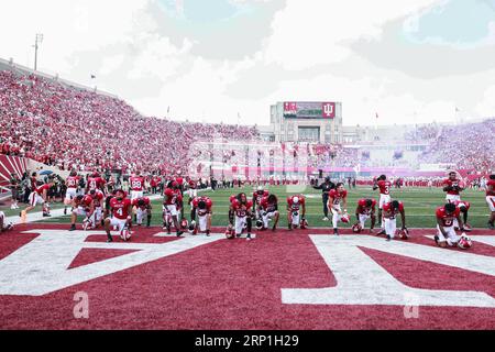 Bloomington, Vereinigte Staaten. September 2023. Mitglieder des Fußballteams der Indiana University beten vor einem NCAA-Fußballspiel gegen den Bundesstaat Ohio in Bloomington. Die Buckeyes schlugen die Hoosiers 23:3 Quelle: SOPA Images Limited/Alamy Live News Stockfoto