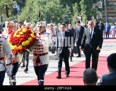 (180706) -- SOFIA, 6. Juli 2018 -- der chinesische Ministerpräsident Li Keqiang und der bulgarische Premierminister Boyko Borissov legten vor ihren Gesprächen in Sofia, Bulgarien, am 6. Juli 2018 einen Kranz zum Denkmal für den unbekannten Soldaten. )(mcg) BULGARIA-SOFIA-LI KEQIANG-BORISSOV-TALKS LiuxWeibing PUBLICATIONxNOTxINxCHN Stockfoto