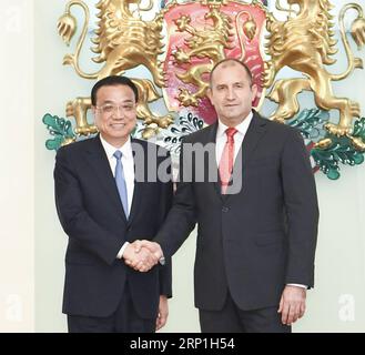 (180706) -- SOFIA, 6. Juli 2018 -- der chinesische Ministerpräsident Li Keqiang trifft sich am 6. Juli 2018 mit dem bulgarischen Präsidenten Rumen Radev in Sofia, Bulgarien. )(mcg) BULGARIA-SOFIA-LI KEQIANG-RADEV-MEETING GaoxJie PUBLICATIONxNOTxINxCHN Stockfoto