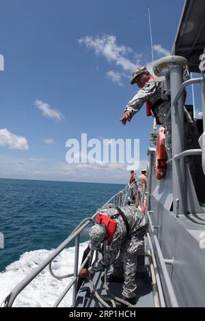 (180707) -- PHUKET, 7. Juli 2018 -- Ein thailändisches Marineschiff sucht nach vermissten Passagieren des gekenterten Bootes im Unfallgebiet in Phuket, Thailand, 7. Juli 2018. Der Gouverneur von Phuket, Norraphat Plodthong, sagte den Medien am Samstag, dass acht weitere Leichen gefunden wurden, was die Zahl der Toten auf 41 erhöhte und 15 weitere vermissten, nachdem Boote vor Phuket in Südthailand gekentert waren. ) (Jmmn) THAILAND-PHUKET-BOOT-UNFALLRETTUNG QinxQing PUBLICATIONxNOTxINxCHN Stockfoto