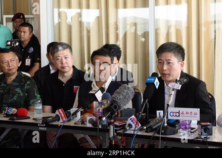 (180707) -- PHUKET, 7. Juli 2018 -- der chinesische Botschafter in Thailand LYU Jian (1. R) nimmt am 7. Juli 2018 an einer Pressekonferenz in Phuket, Thailand, Teil. LYU Jian sagte am Samstag, dass zwei chinesische Rettungsteams in der südthailändischen Provinz Phuket angekommen sind und sich der Suche nach den vermissten Touristen anschließen werden, nachdem am Donnerstag zwei Boote mit vielen chinesischen Touristen umgestürzt sind. ) (Jmmn) THAILAND-PHUKET-BOOT UNFALL-CHINA RETTUNGSTEAM QinxQing PUBLICATIONxNOTxINxCHN Stockfoto