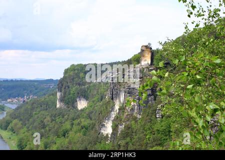 panoramablick über die monumentalen Sandsteinsäulen von Bastei in der Nähe des Dorfes Kurort Rathen im Nationalpark Sächsische Schweiz am Dresden- und Elbufer Stockfoto