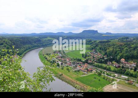 panoramablick über die monumentalen Sandsteinsäulen von Bastei in der Nähe des Dorfes Kurort Rathen im Nationalpark Sächsische Schweiz am Dresden- und Elbufer Stockfoto