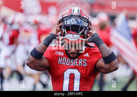 Bloomington, Vereinigte Staaten. September 2023. Der Indiana Hoosiers Wide Receiver Andison Coby (0) legt seinen Helm ab, um vor einem NCAA-Fußballspiel gegen Ohio State in Bloomington zu beten. Die Buckeyes schlugen die Hoosiers 23:3 (Foto: Jeremy Hogan/SOPA Images/SIPA USA) Credit: SIPA USA/Alamy Live News Stockfoto