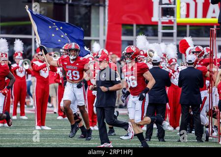 Bloomington, Vereinigte Staaten. September 2023. Trainer Tom Allen und die Indiana University Hoosiers begeben sich vor einem NCAA-Fußballspiel gegen Ohio State in Bloomington auf das Feld. Die Buckeyes schlugen die Hoosiers 23:3 (Foto: Jeremy Hogan/SOPA Images/SIPA USA) Credit: SIPA USA/Alamy Live News Stockfoto