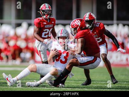 Bloomington, Vereinigte Staaten. September 2023. Andre Carter (1) sackt den Ohio State Buckeyes Quarterback Devin Brown (33) in Bloomington. Die Buckeyes schlugen die Hoosiers 23:3 (Foto: Jeremy Hogan/SOPA Images/SIPA USA) Credit: SIPA USA/Alamy Live News Stockfoto