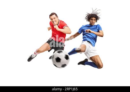 afroamerikanische und kaukasische Fußballspieler springen und treten einen Ball isoliert auf weißem Hintergrund Stockfoto