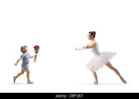 Profilaufnahme in voller Länge eines Mädchens mit Blumen, die in einem weißen Tutu-Kleid auf eine Ballerina laufen, isoliert auf weißem Hintergrund Stockfoto