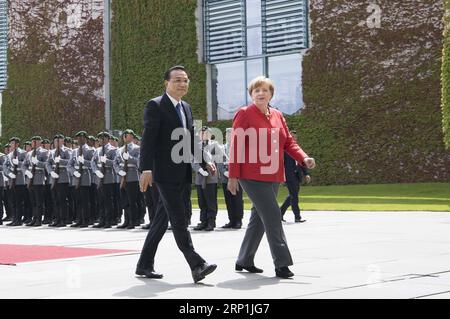 (180709) -- BERLIN, 9. Juli 2018 -- Bundeskanzlerin Angela Merkel (R, Front) hält im Vorfeld ihrer Gespräche in Berlin, Deutschland, am 9. Juli 2018 eine Begrüßungszeremonie für den chinesischen Ministerpräsidenten Li Keqiang (L, Front) ab. (lmm) DEUTSCHLAND-BERLIN-CHINA-LI KEQIANG-ANGELA MERKEL-TALKS LixTao PUBLICATIONxNOTxINxCHN Stockfoto