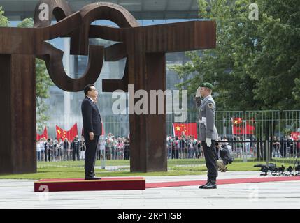 (180709) -- BERLIN, 9. Juli 2018 -- Bundeskanzlerin Angela Merkel hält eine Begrüßungszeremonie für den chinesischen Ministerpräsidenten Li Keqiang im Vorfeld ihrer Gespräche in Berlin, Deutschland, am 9. Juli 2018 ab. ) (lmm) DEUTSCHLAND-BERLIN-CHINA-LI KEQIANG-ANGELA MERKEL-TALKS LixTao PUBLICATIONxNOTxINxCHN Stockfoto