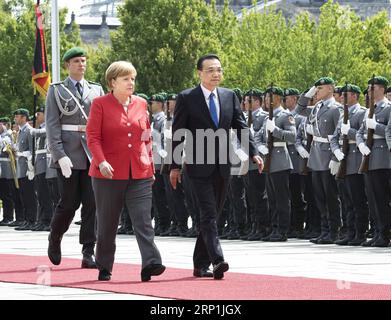 (180709) -- BERLIN, 9. Juli 2018 -- Bundeskanzlerin Angela Merkel (L, Front) hält im Vorfeld ihrer Gespräche in Berlin, Deutschland, am 9. Juli 2018 eine Begrüßungszeremonie für den chinesischen Ministerpräsidenten Li Keqiang (R, Front) ab. (lmm) DEUTSCHLAND-BERLIN-CHINA-LI KEQIANG-ANGELA MERKEL-TALKS LixTao PUBLICATIONxNOTxINxCHN Stockfoto