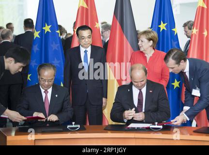 (180709) -- BERLIN, 9. Juli 2018 -- der chinesische Ministerpräsident Li Keqiang (L, Back) und die deutsche Bundeskanzlerin Angela Merkel (R, Back) werden Zeuge der Unterzeichnung bilateraler Kooperationsdokumente nach der fünften Runde zwischenstaatlicher Konsultationen unter dem gemeinsamen Vorsitz der beiden Staats- und Regierungschefs am 9. Juli 2018 in Berlin. ) (LMM) DEUTSCHLAND-BERLIN-CHINA-LI KEQIANG-ANGELA MERKEL-ZWISCHENSTAATLICHE KONSULTATIONEN LIXTAO PUBLICATIONXNOTXINXCHN Stockfoto