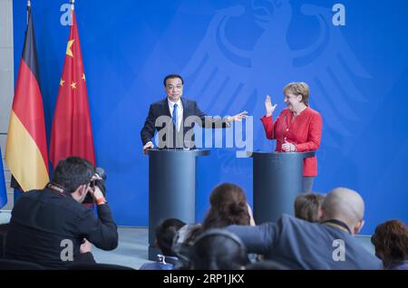 (180709) -- BERLIN, 9. Juli 2018 -- der chinesische Ministerpräsident Li Keqiang (L) und die deutsche Bundeskanzlerin Angela Merkel berichten auf einer gemeinsamen Pressekonferenz über die Ergebnisse und beantworten Fragen von Pressevertretern, nachdem sie am 9. Juli 2018 die fünfte Regierungskonsultation in Berlin mitgeleitet hatten. ) (LMM) DEUTSCHLAND-BERLIN-CHINA-LI KEQIANG-ANGELA MERKEL-PRESSEKONFERENZ LIXTAO PUBLICATIONXNOTXINXCHN Stockfoto