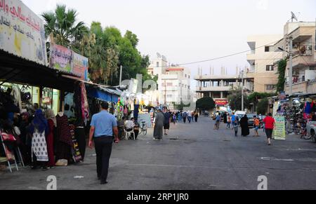 (180710) -- DARAA, 10. Juli 2018 -- Menschen besuchen am 9. Juli 2018 einen Markt in der Hauptstadt der Provinz Daraa in Südsyrien. Die Menschen blieben in ihren Häusern, bis sie sicher waren, dass am Freitag ein Abkommen zwischen der syrischen Armee und den Rebellen zustande kam, um die Situation in der südlichen Provinz Daraa zu regeln. Die syrische Armee führt seit dem 19. Juni in Daraa eine breit angelegte Kampagne durch, um Daraa von verschiedenen Rebellengruppen zurückzuerobern, einschließlich ultraradikaler Gruppen. Die Armee hat durch militärische Aktionen und Versöhnungsabkommen mit Rebellen die Kontrolle über 72 Prozent von Daraa erlangt, so ein Überwachungsgremium Stockfoto