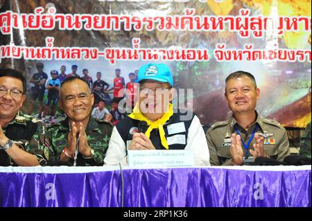 (180710) -- CHIANG RAI, 10. Juli 2018 -- Narongsak Osatanakorn (2. R), Leiter der gemeinsamen Kommandozentrale, die die Rettungsaktion koordiniert, spricht bei einer Pressekonferenz in Chiang Rai, Thailand, 10. Juli 2018. Alle 12 Jungen und ihr Fußballtrainer wurden aus einer überfluteten Höhle im Norden Thailands gerettet, nachdem sie 18 Tage lang gefangen waren, sagten die Rettungskräfte am Dienstag. Die 12 jungen Fußballer im Alter von 11 bis 16 Jahren und ihr 25-jähriger Trainer wurden während eines Ausflugs in der Tham Luang Höhle in der Provinz Chiang Rai im Norden Thailands seit dem 23. Juni vermisst. THAILAND-CHIANG RAI-FLUTUNG HÖHLE-FUSSBALL-TEAM- Stockfoto