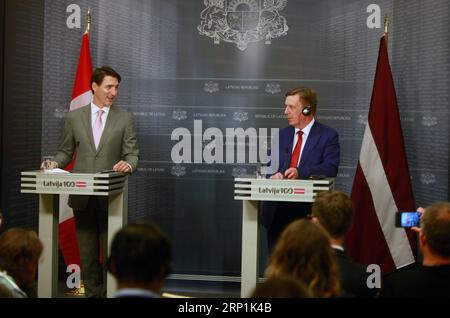 (180710) -- RIGA, 10. Juli 2018 -- der kanadische Premierminister Justin Trudeau (L) und der lettische Premierminister Maris Kucinskis nehmen am 10. Juli 2018 an einer gemeinsamen Pressekonferenz in Riga, Lettland, Teil. Trudeau verpflichtete sich während seines Besuchs in Riga am Dienstag nachhaltig für die Sicherheit Lettlands und sagte zu, dass Kanada seine Führung des NATO-Bataillons, das im Baltikum stationiert ist, um vier weitere Jahre verlängern werde. ) LETTLAND-RIGA-CANADA-PM-VISIT-COMMITMENT JANIS PUBLICATIONXNOTXINXCHN Stockfoto