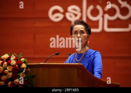 (180711) -- NAY PYI TAW, 11. Juli 2018 -- Myanmar State Counselor Aung San Suu Kyi hält eine Rede während des dritten Treffens der Panglong-Friedenskonferenz des 21. Jahrhunderts in Myanmar im Myanmar International Convention Centre in Nay Pyi Taw, Myanmar, 11. Juli 2018. Der Myanmar State Counselor Aung San Suu Kyi sagte am Mittwoch, dass die Tür zum Frieden immer offen bleibt für jene bewaffneten Gruppen, die sich noch nicht dem Nationwide Ceasefire Accord (NCA) der Regierung angeschlossen haben, um einen Dialog zu führen und das Problem zu lösen. ) (rh) MYANMAR-NAY PYI TAW-PANGLONG-FRIEDENSKONFERENZ UxAung PUBLICATIONxNOTxINxCHN Stockfoto