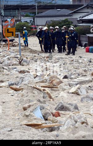 (180711) -- HIROSHIMA, 11. Juli 2018 -- Rettungskräfte suchen nach Vermissten in Kure, Hiroshima, Südwest-Japan, 11. Juli 2018. Die Zahl der Todesopfer nach sintflutartigen Regenfällen, die Westjapan heimsuchten und verheerende Überschwemmungen und tödliche Erdrutsche verursachten, erreichte am Mittwoch 176, sagten die Behörden. )(yg) JAPAN-HIROSHIMA-WETTER MaxPing PUBLICATIONxNOTxINxCHN Stockfoto