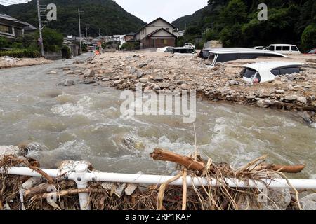 (180711) -- HIROSHIMA, 11. Juli 2018 -- Foto aufgenommen am 11. Juli 2018, zeigt Hochwasser, das durch ein Dorf in Kure, Hiroshima, Südwestjapan fließt. Die Zahl der Todesopfer nach sintflutartigen Regenfällen, die Westjapan heimsuchten und verheerende Überschwemmungen und tödliche Erdrutsche verursachten, erreichte am Mittwoch 176, sagten die Behörden. )(yg) JAPAN-HIROSHIMA-WETTER MaxPing PUBLICATIONxNOTxINxCHN Stockfoto