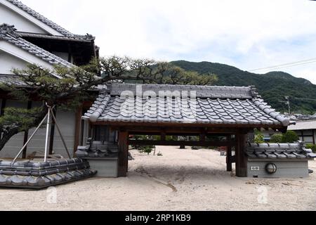 (180711) -- HIROSHIMA, 11. Juli 2018 -- Foto vom 11. Juli 2018 zeigt ein überflutetes Haus in Kure, Hiroshima, Südwest-Japan. Die Zahl der Todesopfer nach sintflutartigen Regenfällen, die Westjapan heimsuchten und verheerende Überschwemmungen und tödliche Erdrutsche verursachten, erreichte am Mittwoch 176, sagten die Behörden. )(yg) JAPAN-HIROSHIMA-WETTER MaxPing PUBLICATIONxNOTxINxCHN Stockfoto