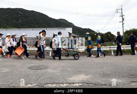 (180711) -- HIROSHIMA, 11. Juli 2018 -- Rettungskräfte und Bewohner Walk in Kure, Hiroshima, Südwest-Japan, 11. Juli 2018. Die Zahl der Todesopfer nach sintflutartigen Regenfällen, die Westjapan heimsuchten und verheerende Überschwemmungen und tödliche Erdrutsche verursachten, erreichte am Mittwoch 176, sagten die Behörden. )(yg) JAPAN-HIROSHIMA-WETTER MaxPing PUBLICATIONxNOTxINxCHN Stockfoto