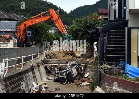 (180711) -- HIROSHIMA, 11. Juli 2018 -- Rettungskräfte räumen Schlamm und Schutt in Kure, Hiroshima, Südwest-Japan, 11. Juli 2018. Die Zahl der Todesopfer nach sintflutartigen Regenfällen, die Westjapan heimsuchten und verheerende Überschwemmungen und tödliche Erdrutsche verursachten, erreichte am Mittwoch 176, sagten die Behörden. )(yg) JAPAN-HIROSHIMA-WETTER MaxPing PUBLICATIONxNOTxINxCHN Stockfoto