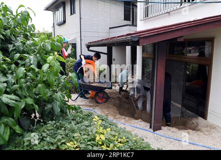 (180711) -- HIROSHIMA, 11. Juli 2018 -- Menschen räumen ein überflutetes Haus in Kure, Hiroshima, Südwest-Japan, 11. Juli 2018. Die Zahl der Todesopfer nach sintflutartigen Regenfällen, die Westjapan heimsuchten und verheerende Überschwemmungen und tödliche Erdrutsche verursachten, erreichte am Mittwoch 176, sagten die Behörden. )(yg) JAPAN-HIROSHIMA-WETTER MaxPing PUBLICATIONxNOTxINxCHN Stockfoto