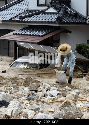 (180711) -- HIROSHIMA, 11. Juli 2018 -- Ein Bewohner entfernt Schlamm und Trümmer vor einem überfluteten Haus in Kure, Hiroshima, Südwest-Japan, 11. Juli 2018. Die Zahl der Todesopfer nach sintflutartigen Regenfällen, die Westjapan heimsuchten und verheerende Überschwemmungen und tödliche Erdrutsche verursachten, erreichte am Mittwoch 176, sagten die Behörden. )(yg) JAPAN-HIROSHIMA-WETTER MaxPing PUBLICATIONxNOTxINxCHN Stockfoto