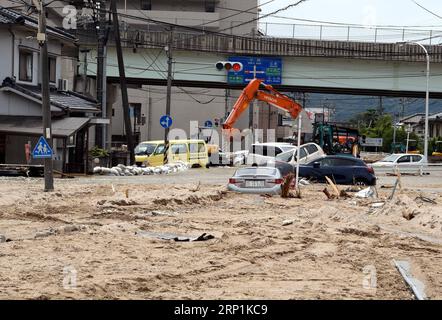 News Bilder des Tages (180711) -- HIROSHIMA, 11. Juli 2018 -- Rettungskräfte räumen Schlamm und Schutt auf einer Straße in Kure, Hiroshima, Südwest-Japan, 11. Juli 2018. Die Zahl der Todesopfer nach sintflutartigen Regenfällen, die Westjapan heimsuchten und verheerende Überschwemmungen und tödliche Erdrutsche verursachten, erreichte am Mittwoch 176, sagten die Behörden. )(yg) JAPAN-HIROSHIMA-WETTER MaxPing PUBLICATIONxNOTxINxCHN Stockfoto