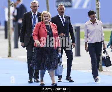 (180711) -- BRÜSSEL, 11. Juli 2018 -- die norwegische Ministerpräsidentin Erna Solberg (Front) trifft am 11. Juli 2018 auf einem NATO-Gipfel in Brüssel (Belgien) ein. Die NATO-Staats- und Regierungschefs treffen sich in Brüssel zu einem zweitägigen Treffen. )(yg) BELGIEN-BRÜSSEL-NATO-GIPFEL YexPingfan PUBLICATIONxNOTxINxCHN Stockfoto