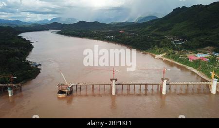 (180711) -- LUANGPRABANG, 11. Juli 2018 -- Foto vom 11. Juli zeigt die Eisenbahnbrücke Luang Prabang, die von der chinesischen Ingenieurgesellschaft China Railway No.8 Engineering Group (CREC-8) am Mekong in Luang Prabang, Laos, gebaut wird. Der Betonguss für die letzte Pier-Unterkonstruktion der Eisenbahnbrücke Luang Prabang wurde erfolgreich abgeschlossen und legte alle Grundbauarbeiten für die beiden überkreuzten Mekong-Fluss-Superhauptbrücken entlang der China-Laos-Eisenbahn ab.)(yg) LAOS-luangprabang-CHINA-RAIWAY CONSTRUCTION-PROGRESS LiuxAilun PUBLICATIONxNOTxINxCHN Stockfoto