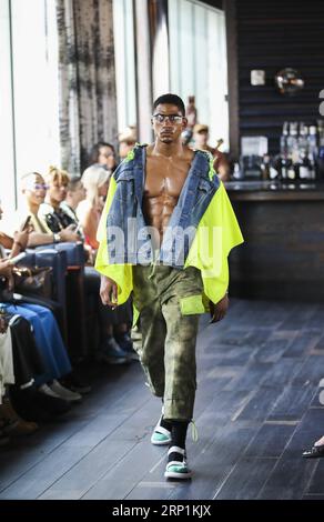 (180711) -- NEW YORK, 11. Juli 2018 -- Ein Modell präsentiert eine Kreation während der Romeo Hunte Spring 2019 Men Runway Show in New York, USA, am 11. Juli 2018. ) U.S.-NEW YORK-ROMEO HUNTE-FASHION SHOW WANGXYING PUBLICATIONXNOTXINXCHN Stockfoto