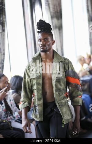 (180711) -- NEW YORK, 11. Juli 2018 -- Ein Modell präsentiert eine Kreation während der Romeo Hunte Spring 2019 Men Runway Show in New York, USA, am 11. Juli 2018. ) U.S.-NEW YORK-ROMEO HUNTE-FASHION SHOW WANGXYING PUBLICATIONXNOTXINXCHN Stockfoto