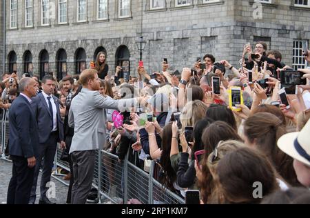 (180712) -- DUBLIN, 12. Juli 2018 () -- der britische Prinz Harry (3. L, Front) schüttelt am Trinity College Dublin in Dublin, Irland, 11. Juli 2018 die Hände mit Menschen. Der britische Prinz Harry und seine Frau Meghan Markle beendeten am Mittwoch einen zweitägigen Besuch in Irland, der erste offizielle Auslandsbesuch, den das Königspaar seit seiner Hochzeit im Mai je hatte. () (zcc) IRLAND-DUBLIN-GROSSBRITANNIEN S PRINCE HARRY-VISIT Xinhua PUBLICATIONxNOTxINxCHN Stockfoto