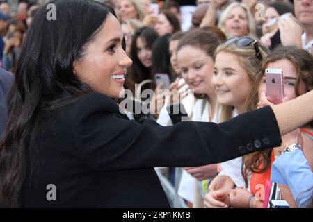 (180712) -- DUBLIN, 12. Juli 2018 () -- Meghan Markle, Ehefrau des britischen Prinzen Harry, trifft sich mit der Öffentlichkeit am Trinity College Dublin in Dublin, Irland, 11. Juli 2018. Der britische Prinz Harry und seine Frau Meghan Markle beendeten am Mittwoch einen zweitägigen Besuch in Irland, der erste offizielle Auslandsbesuch, den das Königspaar seit seiner Hochzeit im Mai je hatte. () (zcc) IRLAND-DUBLIN-GROSSBRITANNIEN S PRINCE HARRY-VISIT Xinhua PUBLICATIONxNOTxINxCHN Stockfoto