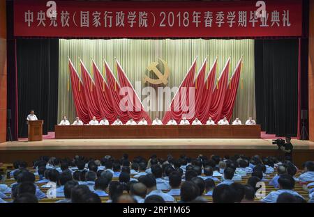 (180713) -- PEKING, 13. Juli 2018 -- Chen Xi, Mitglied des Politbüros des Zentralkomitees der Kommunistischen Partei Chinas (KPCh) und Präsident der Parteischule des Zentralkomitees der KPCh, nimmt am 13. Juli 2018 an einer Abschlussfeier an der Schule in Peking, der Hauptstadt Chinas, Teil. Chen überreichte den Absolventen des Frühjahrssemesters 2018 bei der Zeremonie Zertifikate. )(wsw) CHINA-PEKING-PARTEI SCHULABSCHLUSSZEREMONIE (CN) ZhangxLing PUBLICATIONxNOTxINxCHN Stockfoto