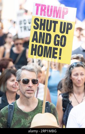 (180714) -- LONDON, 14. Juli 2018 -- Demonstranten nehmen an den Anti-Trump-Protesten in London, Großbritannien, 13. Juli 2018 Teil. Zehntausende Menschen versammelten sich am Freitag im Zentrum Londons, um gegen den Besuch von US-Präsident Donald Trump in Großbritannien zu protestieren. ) (zcc) GROSSBRITANNIEN-LONDON-ANTI-TRUMP-PROTESTE RayxTang PUBLICATIONxNOTxINxCHN Stockfoto