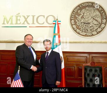 (180714) -- MEXIKO-STADT, 14. Juli 2018 -- Foto der mexikanischen Ratspräsidentschaft zeigt den sitzenden mexikanischen Präsidenten Enrique Pena Nieto (R), der während ihres Treffens in Mexiko-Stadt, der Hauptstadt Mexikos, am 13. Juli 2018 mit US-Außenminister Mike Pompeo die Hände schüttelt. Mexiko-Präsidentschaft) (cr) (da) MEXIKO-MEXIKO-STADT-USA-BESUCH MEXICANxPRESIDENCY PUBLICATIONxNOTxINxCHN Stockfoto