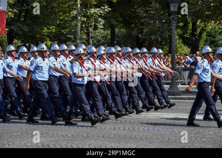 (180714) -- PARIS, 14. Juli 2018 -- feuerwehrmarsch während der jährlichen Militärparade am Bastille Day auf der Champs-Elysees Avenue in Paris, Frankreich, am 14. Juli 2018. )(zjl) FRANKREICH-PARIS-BASTILLE TAGESPARADE ChenxYichen PUBLICATIONxNOTxINxCHN Stockfoto