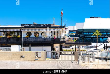 Cannes, Frankreich - 31. Juli 2022: Seitenansicht des Filmfestivals Palace of Festivals and Congresses in Rue Buttura und Boulevard de la Croisette in Cannes Stockfoto