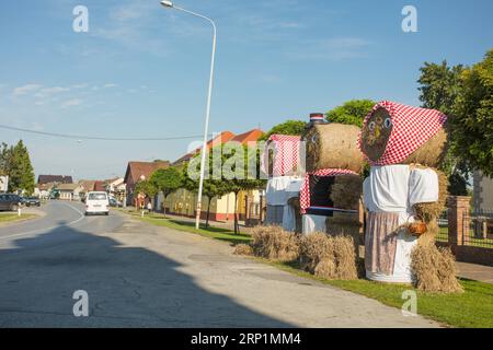 (180714) -- PETRIJEVCI, 14. Juli 2018 -- Foto aufgenommen am 14. Juli 2018 in Petrijevci, Kroatien, zeigt Strohballenskulpturen, die mit roten und weißen Farben zur Unterstützung der kroatischen Fußballnationalmannschaft vor dem Finale der FIFA-Weltmeisterschaft verziert sind. Kroatien spielt gegen Frankreich im Finale der FIFA-Weltmeisterschaft am Sonntag in Russland. ) (SP)KROATIEN-PETRIJEVCI-FIFA WELTCUP-STROHBALLENSKULPTUREN DUBRAVKAXPETRIC PUBLICATIONXNOTXINXCHN Stockfoto