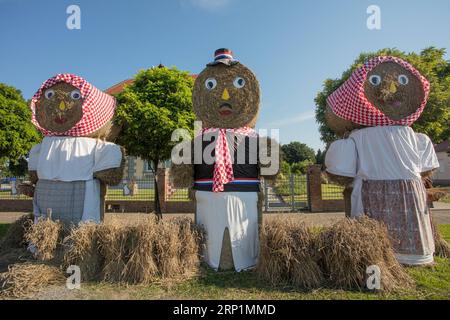 (180714) -- PETRIJEVCI, 14. Juli 2018 -- Foto aufgenommen am 14. Juli 2018 in Petrijevci, Kroatien, zeigt Strohballenskulpturen, die mit roten und weißen Farben zur Unterstützung der kroatischen Fußballnationalmannschaft vor dem Finale der FIFA-Weltmeisterschaft verziert sind. Kroatien spielt gegen Frankreich im Finale der FIFA-Weltmeisterschaft am Sonntag in Russland. ) (SP)KROATIEN-PETRIJEVCI-FIFA WELTCUP-STROHBALLENSKULPTUREN DUBRAVKAXPETRIC PUBLICATIONXNOTXINXCHN Stockfoto