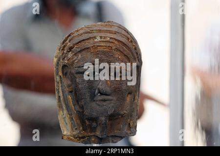 (180714) -- GIZEH, 14. Juli 2018 -- Foto vom 14. Juli 2018 zeigt eine vergoldete Mumienmaske, die in der neu entdeckten Mumifizierungswerkstatt in der Nähe der Sakkara-Nekropolis in Gizeh, Ägypten, gefunden wurde. Eine ägyptisch-deutsche Mission hat mindestens 35 Mumien auf einem Friedhof entdeckt, der bis 700 v. Chr. in der ägyptischen Südwestprovinz Gizeh datiert, sagte der Minister für Altertümer am Samstag. Eine weitere Mumifizierungs-Werkstatt, Sakkara, wurde ebenfalls an der Stätte entdeckt, die als antike Grabstätte in Ägypten bekannt war. (Zjl) ÄGYPTEN-GIZEH-ARCHÄOLOGIE AhmedxGomaa PUBLICATIONxNOTxINxCHN Stockfoto