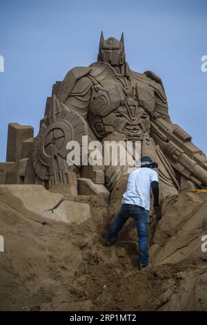 (180715) -- PEKING, 15. Juli 2018 -- Ein Sandbildhauer bereitet Ein Stück Arbeit für das bevorstehende Zhoushan International Sand Sculpture Festival 2018 in Zhoushan, ostchinesische Provinz Zhejiang, 12. Juli 2018 vor. ) (lmm) XINHUA PHOTO WEEKLY CHOICES (CN) XuxYu PUBLICATIONxNOTxINxCHN Stockfoto