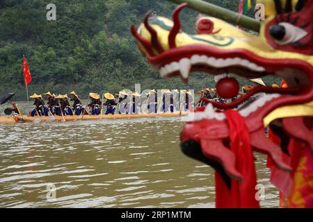 (180715) -- PEKING, 15. Juli 2018 -- Menschen der Miao-ethnischen Gruppe nehmen an einem Drachenkanu-Rennen im Taijiang County, Südwestchinas Provinz Guizhou, 8. Juli 2018 Teil. ) (Hxy) XINHUA PHOTO WEEKLY CHOICES (CN) HuangxXiaohai PUBLICATIONxNOTxINxCHN Stockfoto