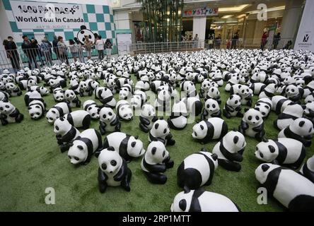 (180715) -- PEKING, 15. Juli 2018 -- Foto vom 10. Juli 2018 zeigt Pappmaché-Pandas während einer Ausstellung des Pappmaché-Kunstwerks 1.600 Pandas in der Metrotown Mall in Vancouver, Kanada. ) XINHUA PHOTO WEEKLY CHOICES (CN) Liangxsen PUBLICATIONxNOTxINxCHN Stockfoto